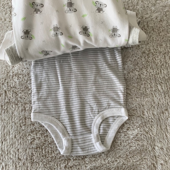 Baby’s 4 pieces bodysuit set - Picture 2 of 4